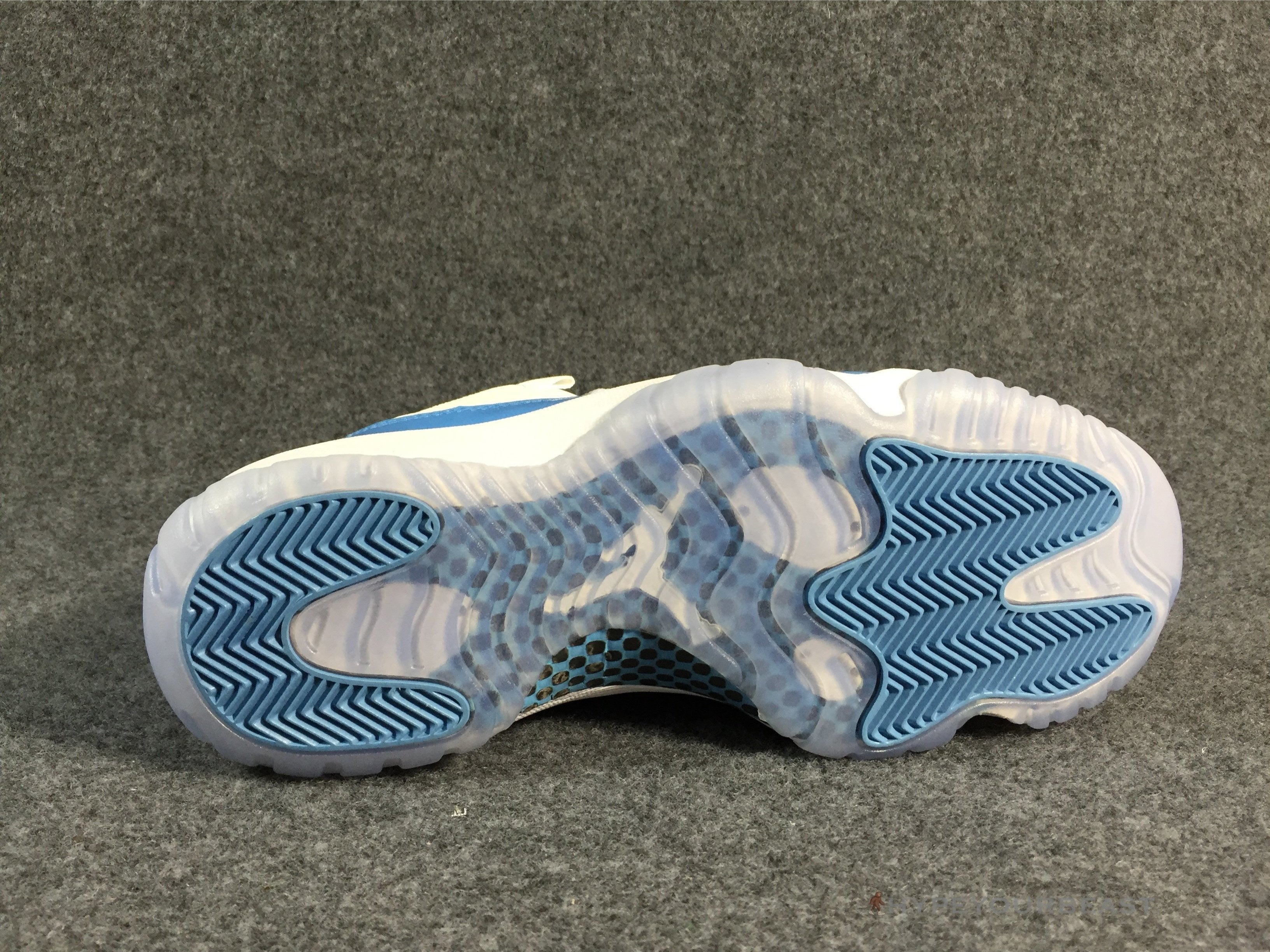 Air Jordan 11 Low 'University Blue'