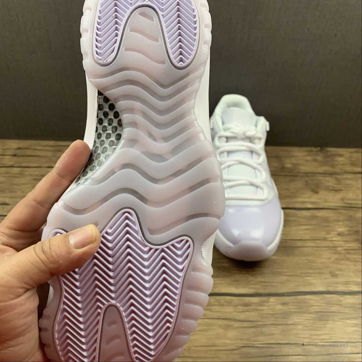 Air Jordan 11 Low 'Pure Velvet'