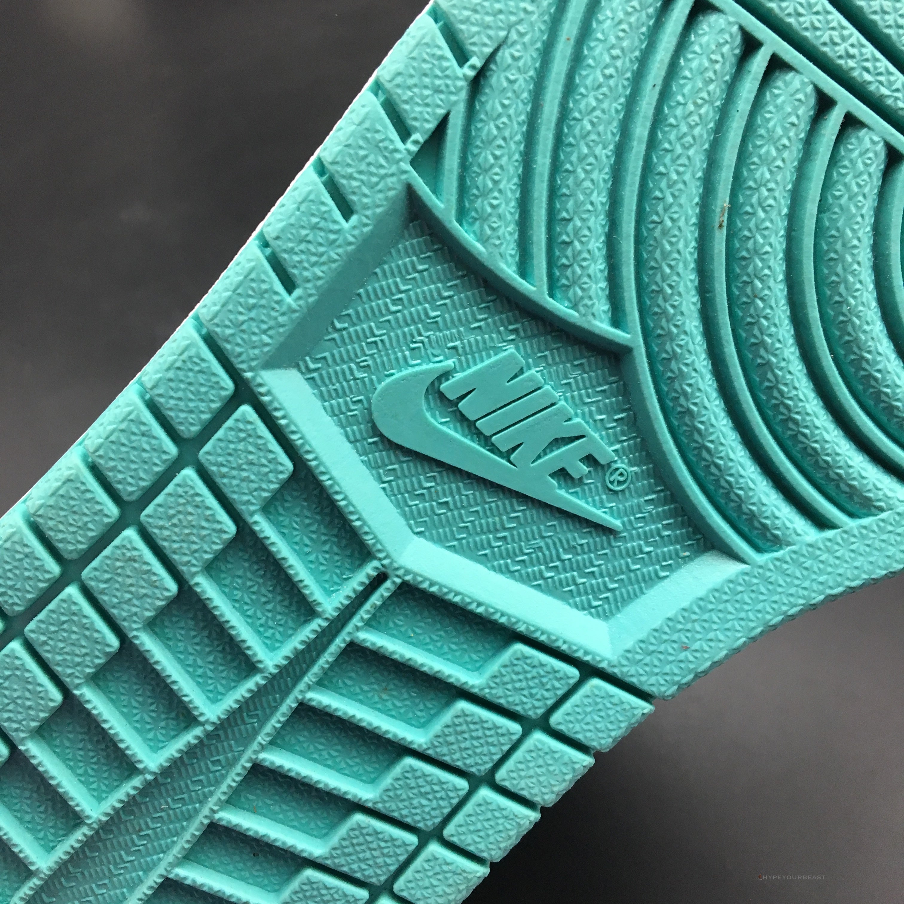 Air Jordan 1 High Igloo