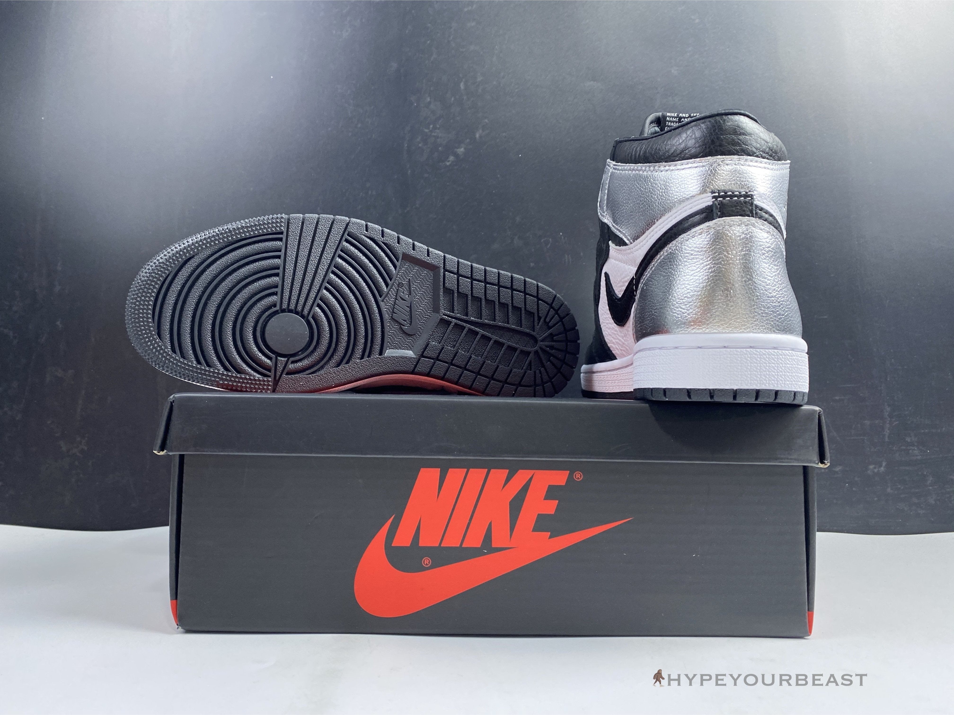 Air Jordan 1 Retro High Silver Toe