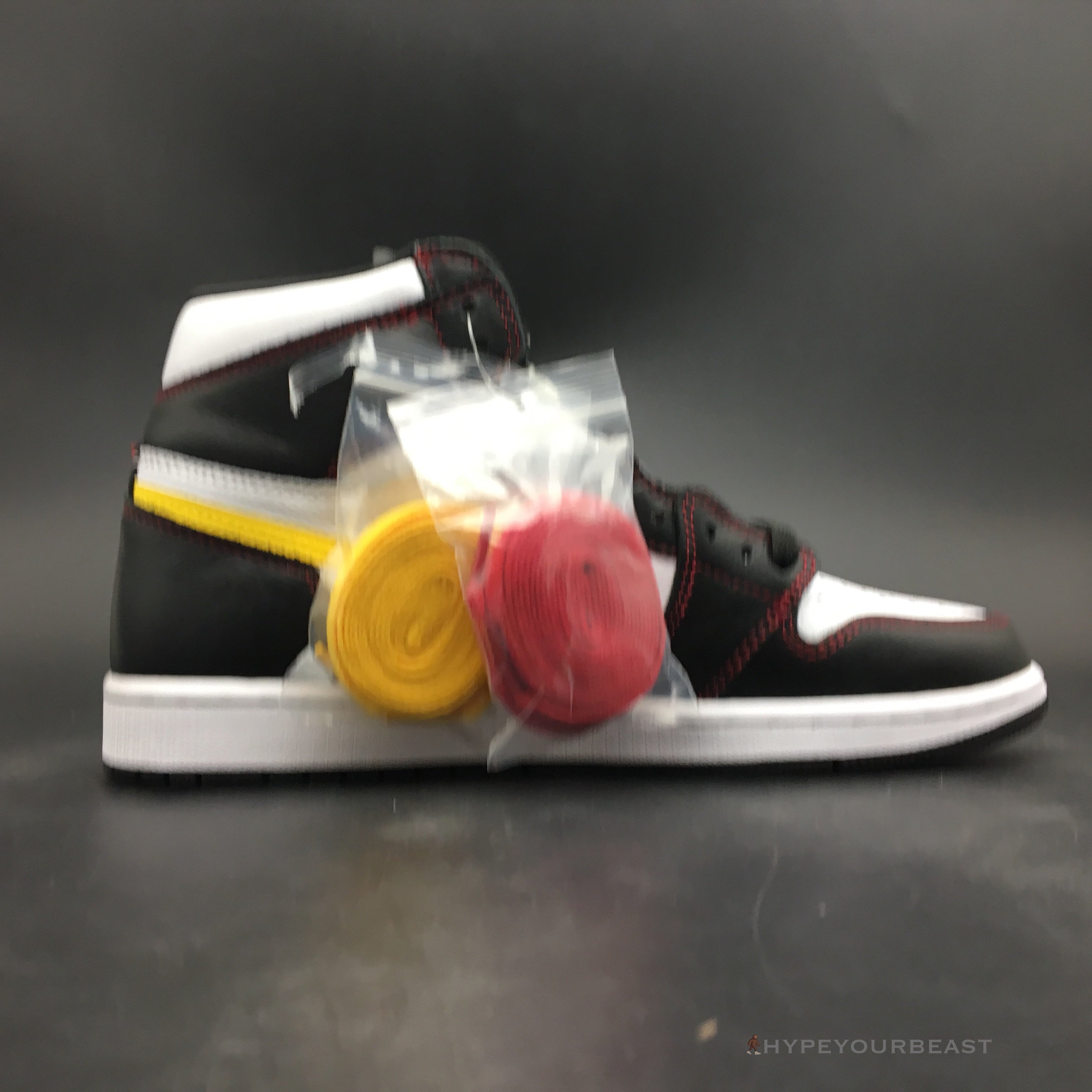 Air Jordan 1 Retro High Defiant White Retro Red